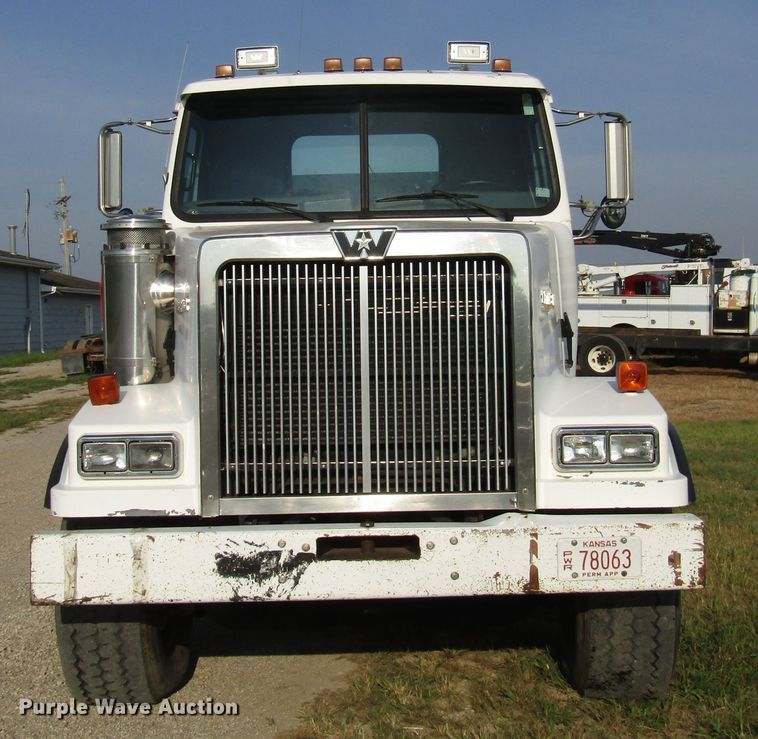 image for item DE2397 2000 Western Star 4864FX flatbed truck