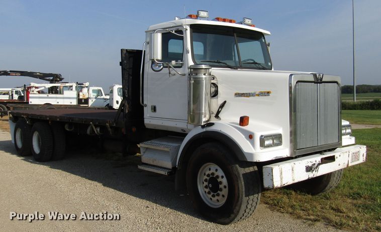 image for item DE2397 2000 Western Star 4864FX flatbed truck