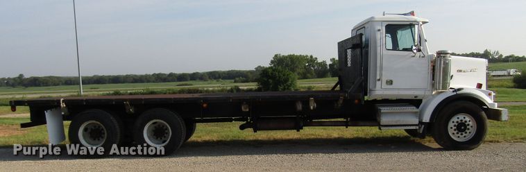 image for item DE2397 2000 Western Star 4864FX flatbed truck