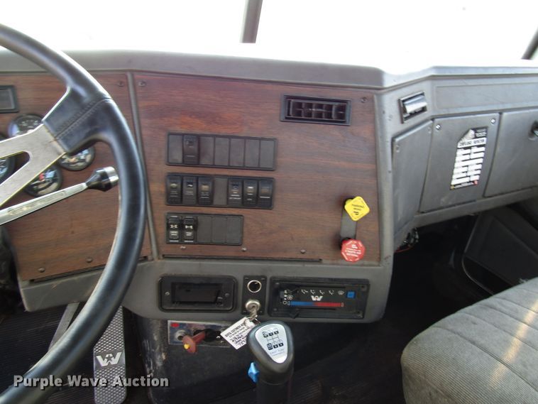 image for item DE2397 2000 Western Star 4864FX flatbed truck