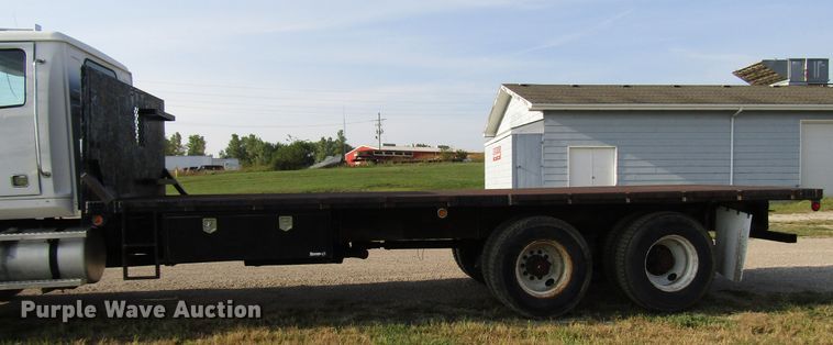 image for item DE2397 2000 Western Star 4864FX flatbed truck