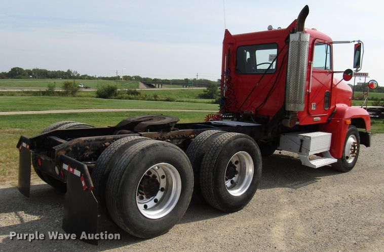 image for item DE2403 1998 Freightliner FLD semi truck