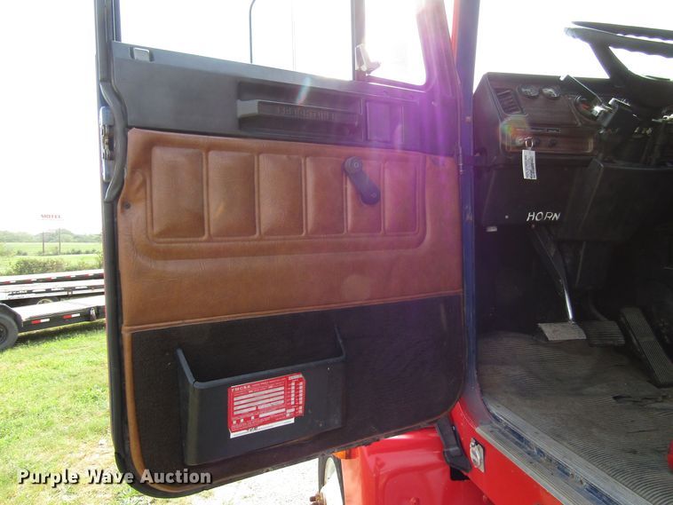 image for item DE2403 1998 Freightliner FLD semi truck
