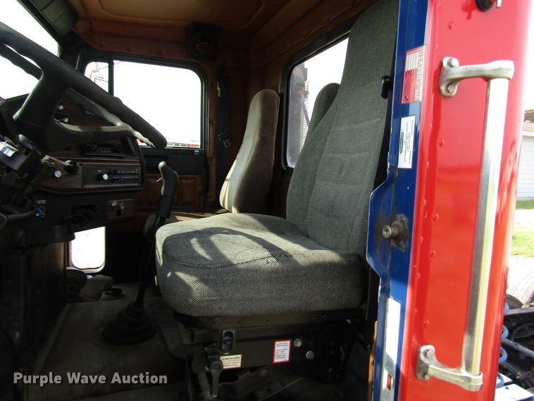 image for item DE2403 1998 Freightliner FLD semi truck