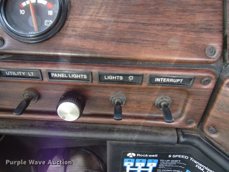 image for item DE2403 1998 Freightliner FLD semi truck