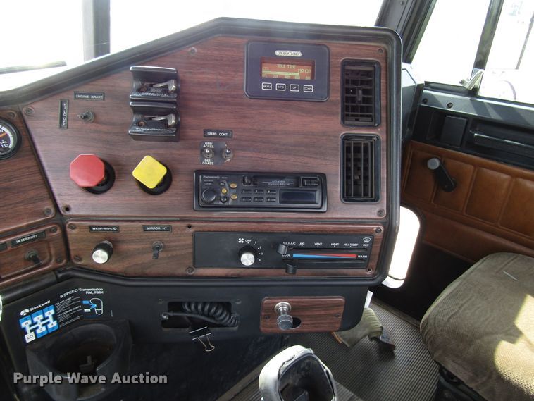 image for item DE2403 1998 Freightliner FLD semi truck