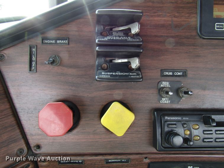 image for item DE2403 1998 Freightliner FLD semi truck