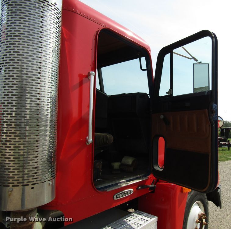 image for item DE2403 1998 Freightliner FLD semi truck