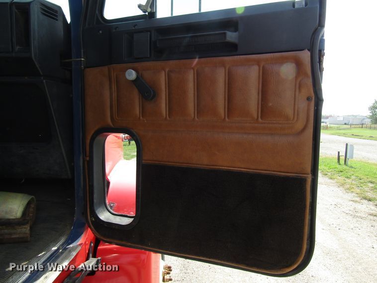 image for item DE2403 1998 Freightliner FLD semi truck