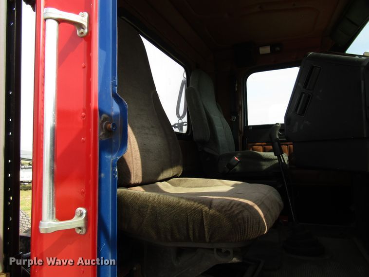 image for item DE2403 1998 Freightliner FLD semi truck