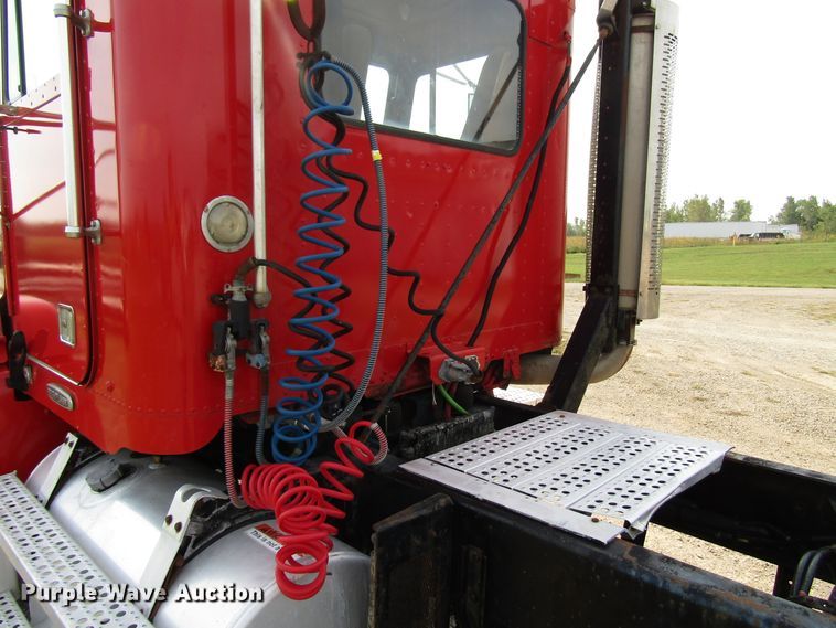 image for item DE2403 1998 Freightliner FLD semi truck