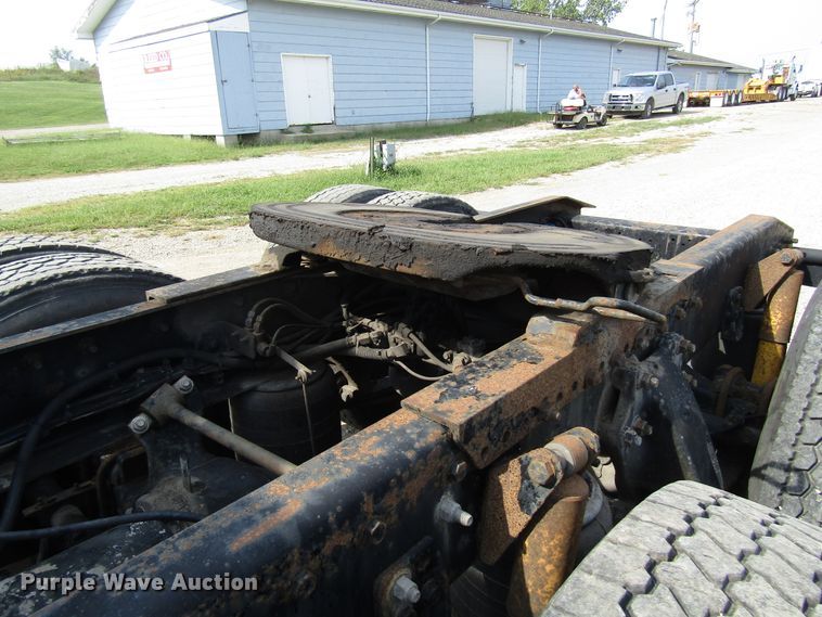 image for item DE2403 1998 Freightliner FLD semi truck