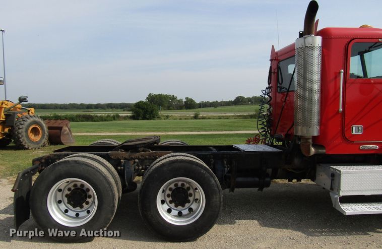 image for item DE2403 1998 Freightliner FLD semi truck