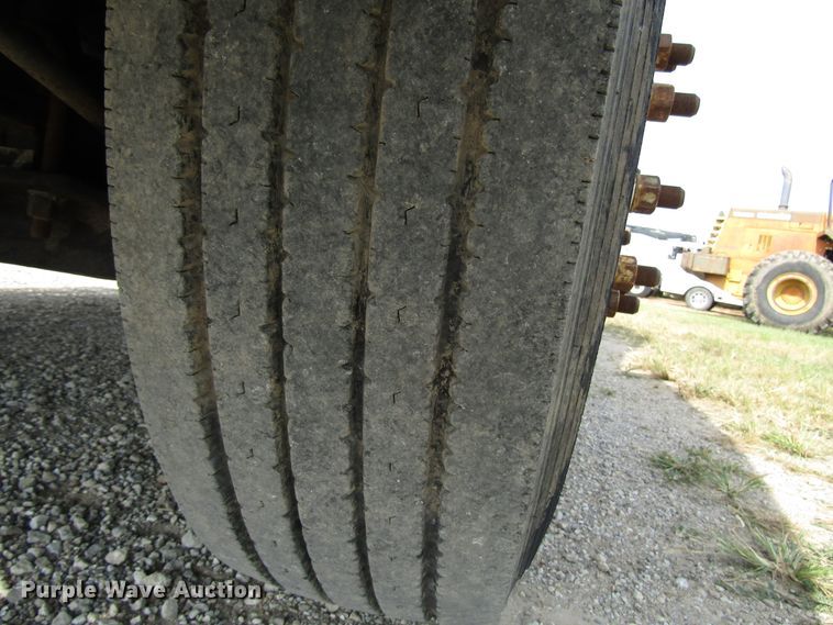 image for item DE2403 1998 Freightliner FLD semi truck