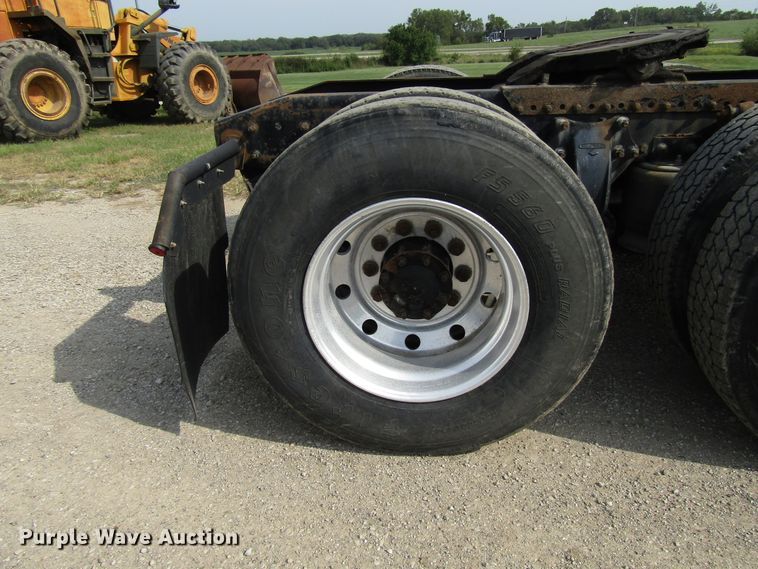 image for item DE2403 1998 Freightliner FLD semi truck