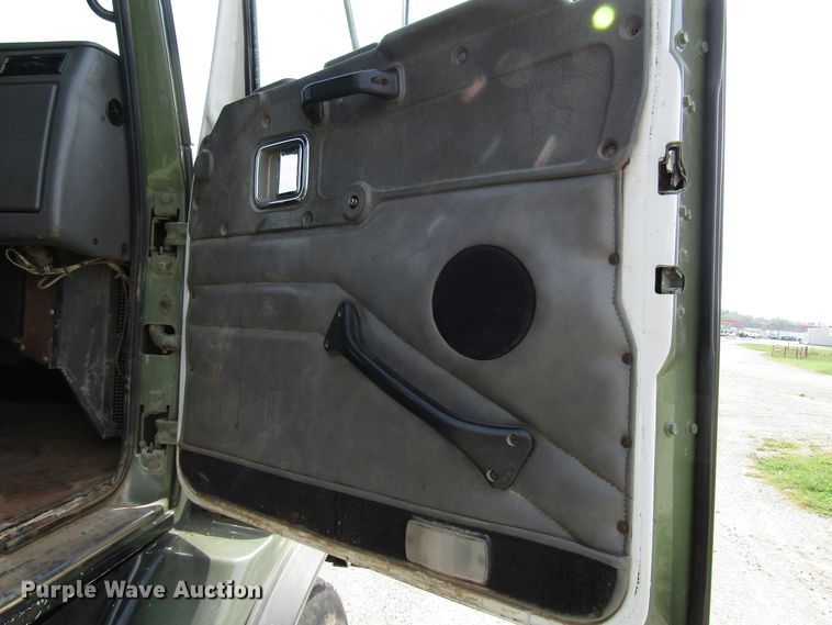 image for item DE2404 2004 Western Star crane truck