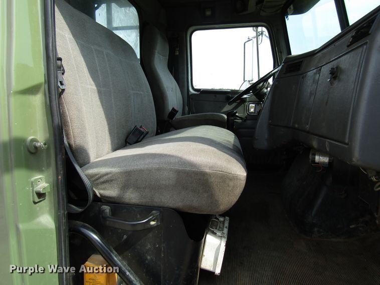 image for item DE2404 2004 Western Star crane truck