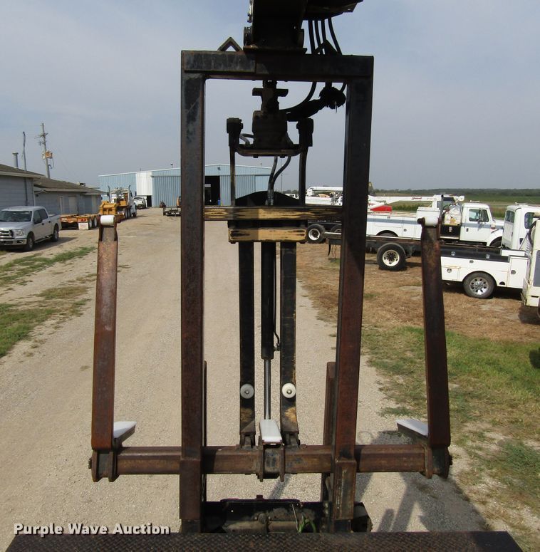 image for item DE2404 2004 Western Star crane truck