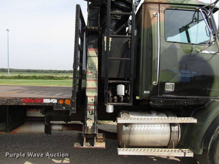 image for item DE2404 2004 Western Star crane truck