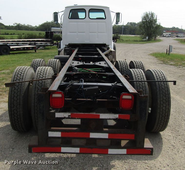 image for item DE2405 2008 Sterling truck cab and chassis