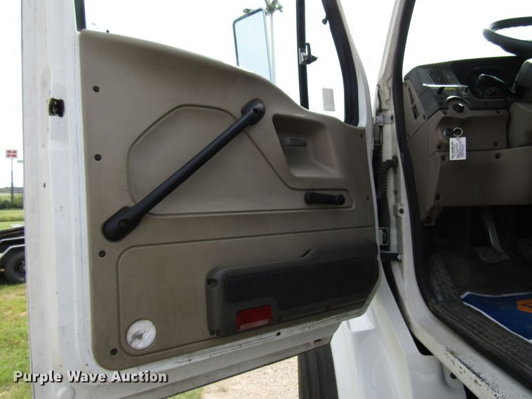 image for item DE2405 2008 Sterling truck cab and chassis