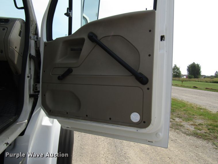 image for item DE2405 2008 Sterling truck cab and chassis