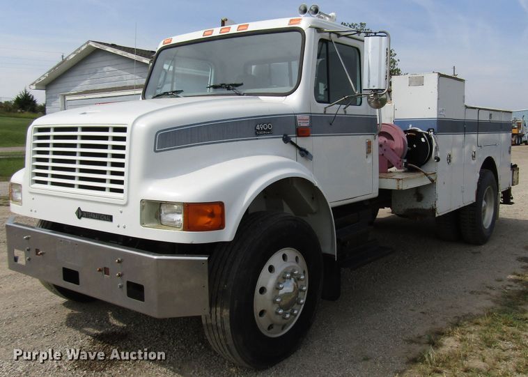 image for item DE2406 1996 International 4900 service truck with crane