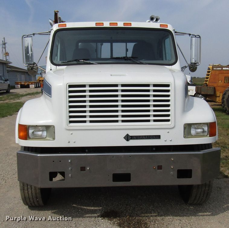 image for item DE2406 1996 International 4900 service truck with crane