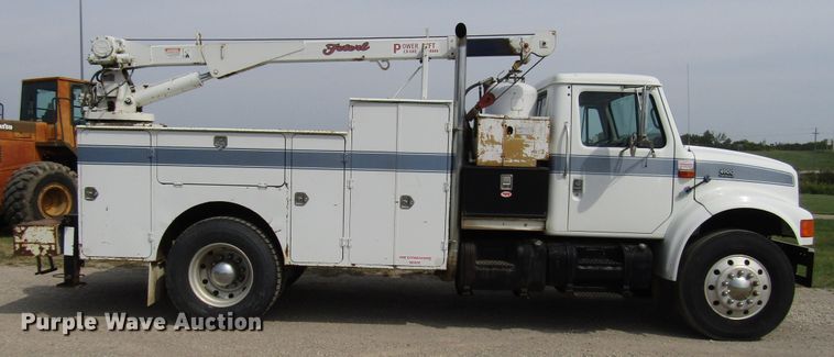 image for item DE2406 1996 International 4900 service truck with crane