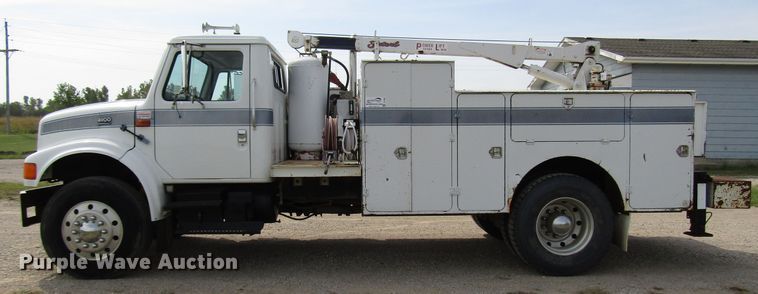 image for item DE2406 1996 International 4900 service truck with crane