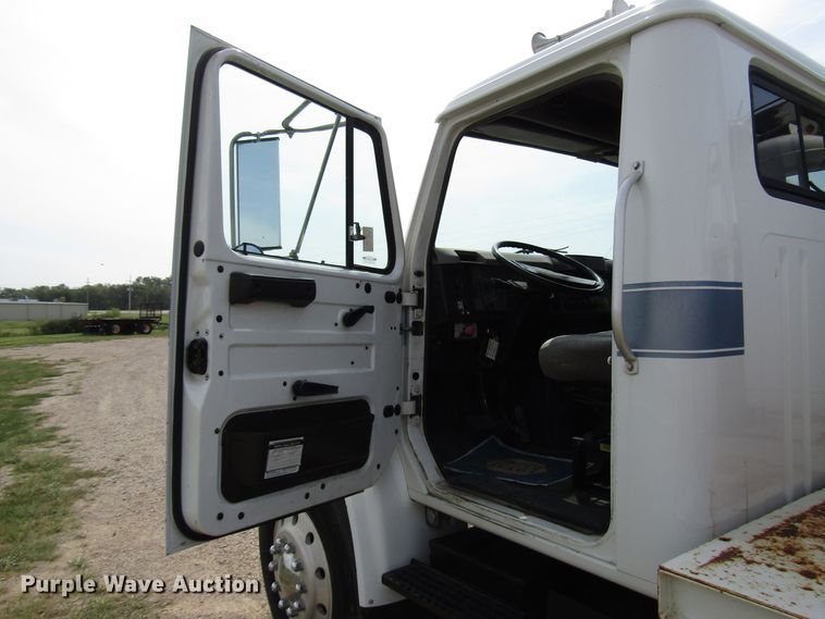 image for item DE2406 1996 International 4900 service truck with crane