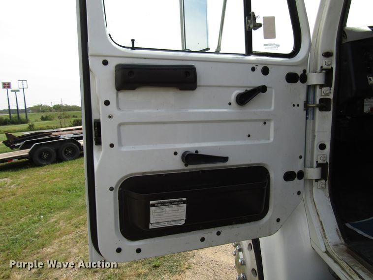 image for item DE2406 1996 International 4900 service truck with crane