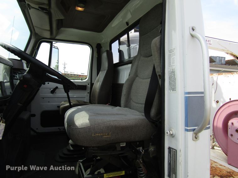 image for item DE2406 1996 International 4900 service truck with crane