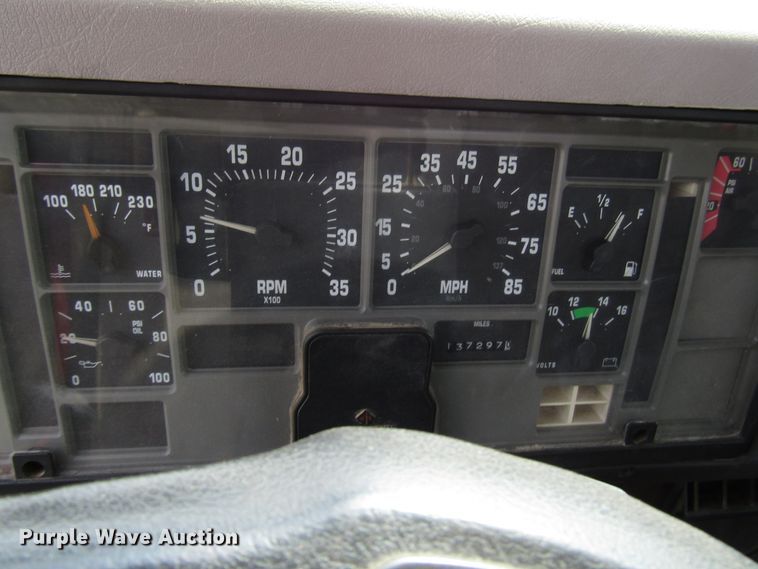 image for item DE2406 1996 International 4900 service truck with crane