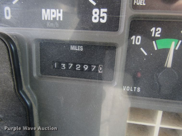 image for item DE2406 1996 International 4900 service truck with crane