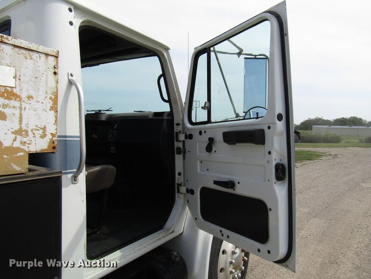image for item DE2406 1996 International 4900 service truck with crane
