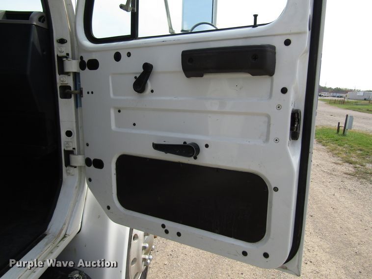 image for item DE2406 1996 International 4900 service truck with crane