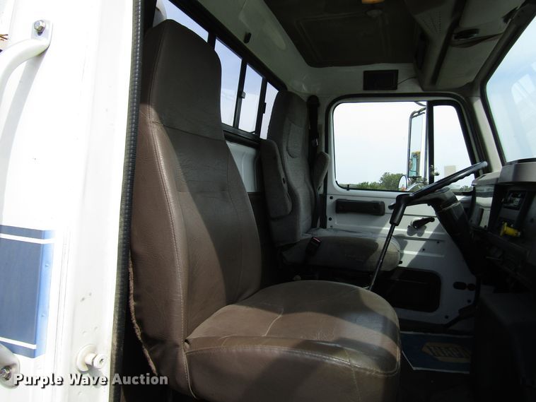 image for item DE2406 1996 International 4900 service truck with crane