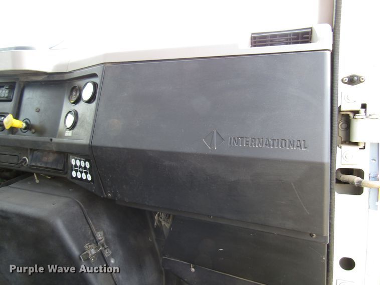 image for item DE2406 1996 International 4900 service truck with crane