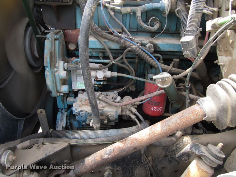 image for item DE2406 1996 International 4900 service truck with crane