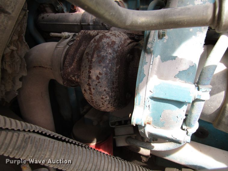 image for item DE2406 1996 International 4900 service truck with crane