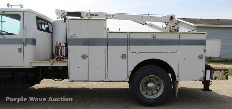 image for item DE2406 1996 International 4900 service truck with crane