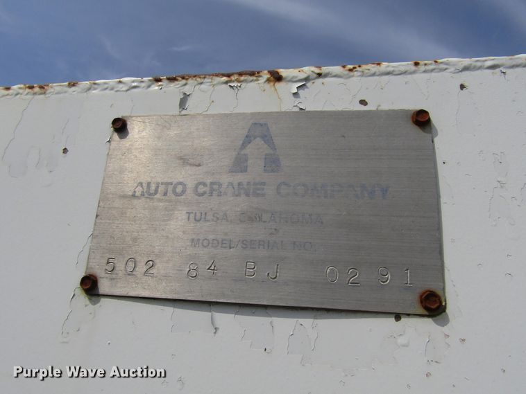 image for item DE2406 1996 International 4900 service truck with crane