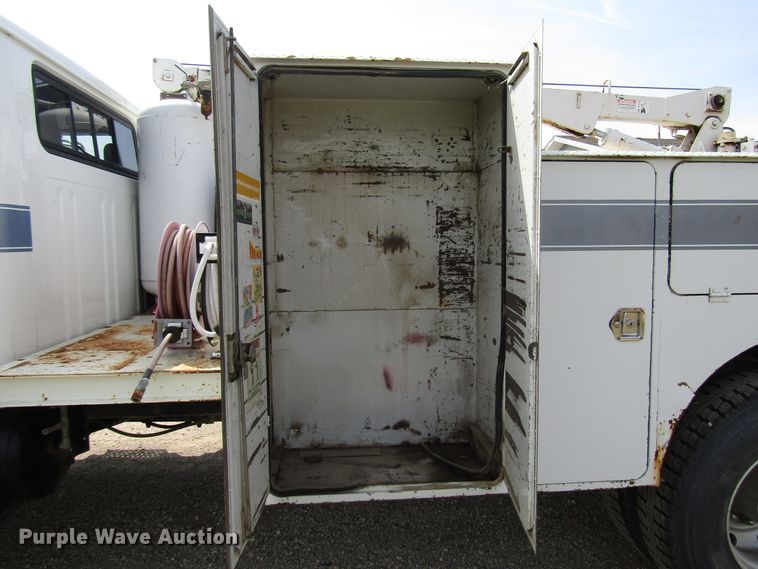 image for item DE2406 1996 International 4900 service truck with crane