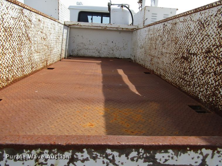 image for item DE2406 1996 International 4900 service truck with crane