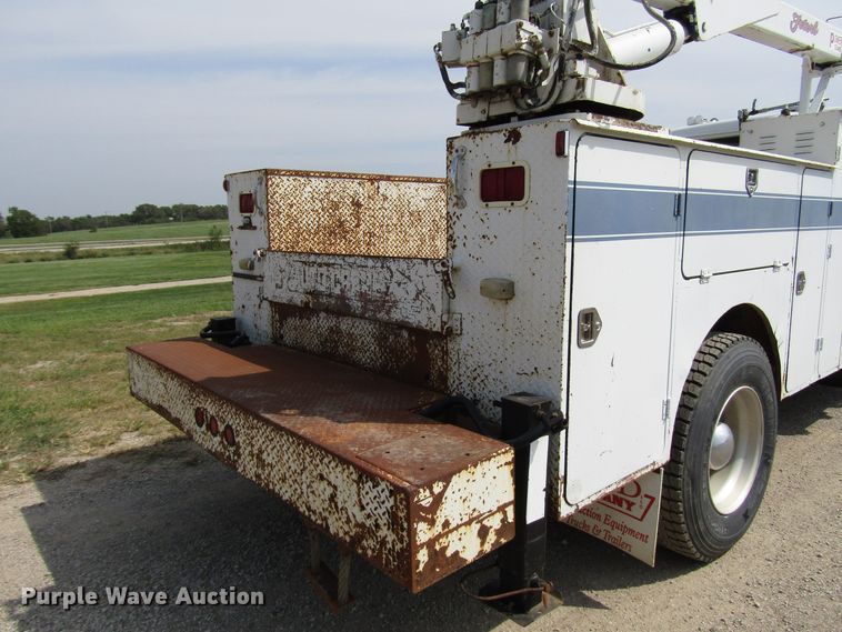 image for item DE2406 1996 International 4900 service truck with crane