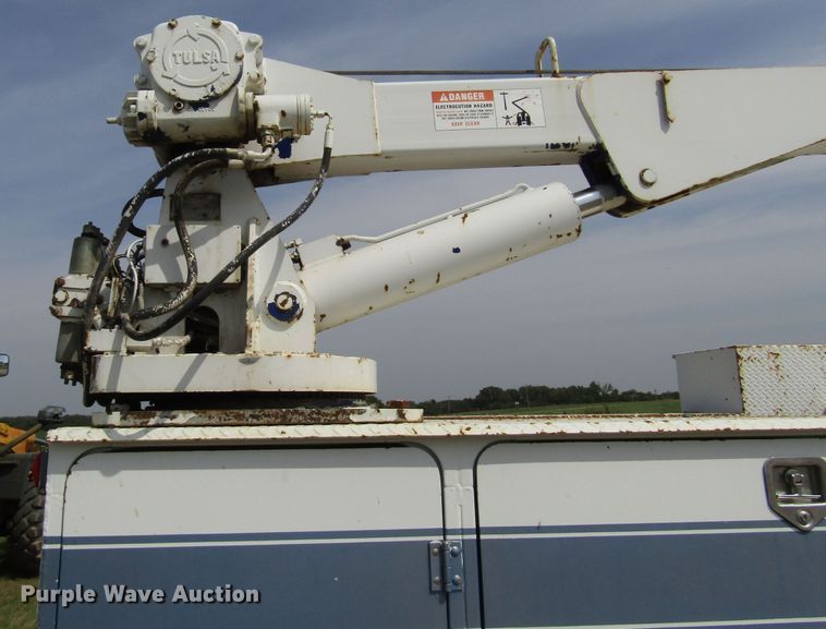 image for item DE2406 1996 International 4900 service truck with crane