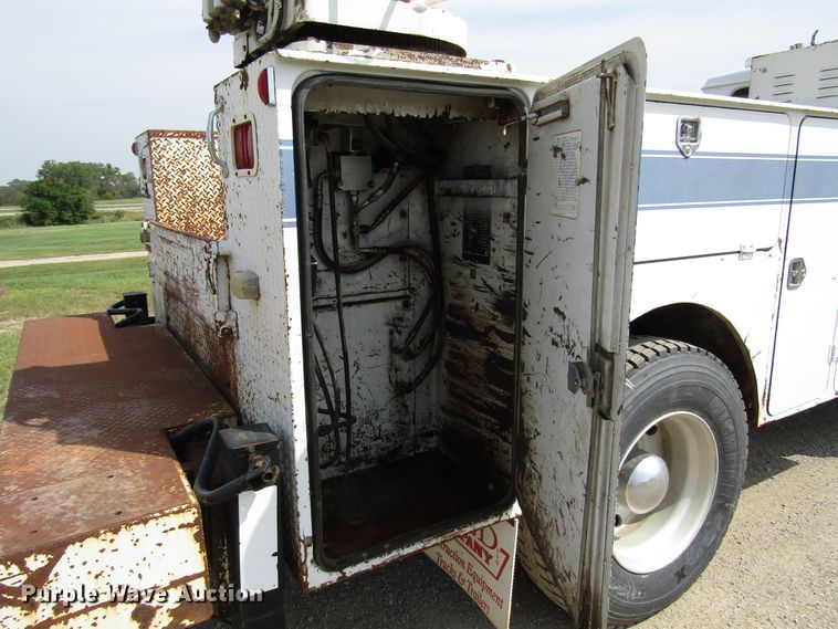 image for item DE2406 1996 International 4900 service truck with crane