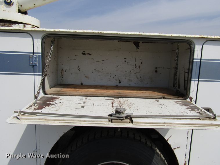 image for item DE2406 1996 International 4900 service truck with crane