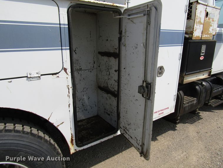 image for item DE2406 1996 International 4900 service truck with crane